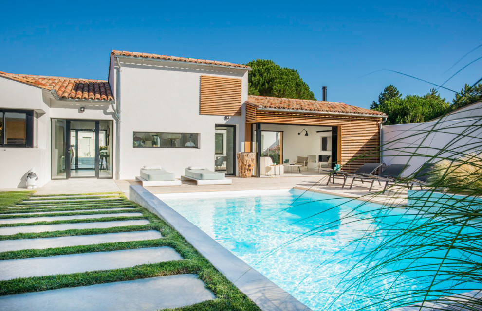 House renovated with a pool to enhance quality of life and aesthetics.